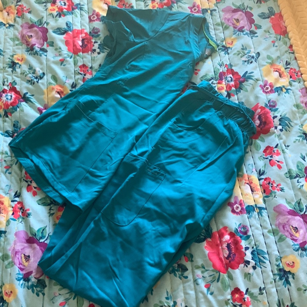 Healing hands size small scrubs. Only worn twice